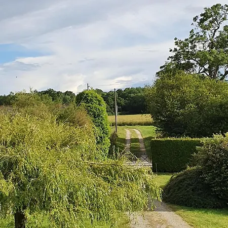 Au Petit Paradis Alojamento de Acomodação e Pequeno-almoço Sainte-Gauburge-Sainte-Colombe